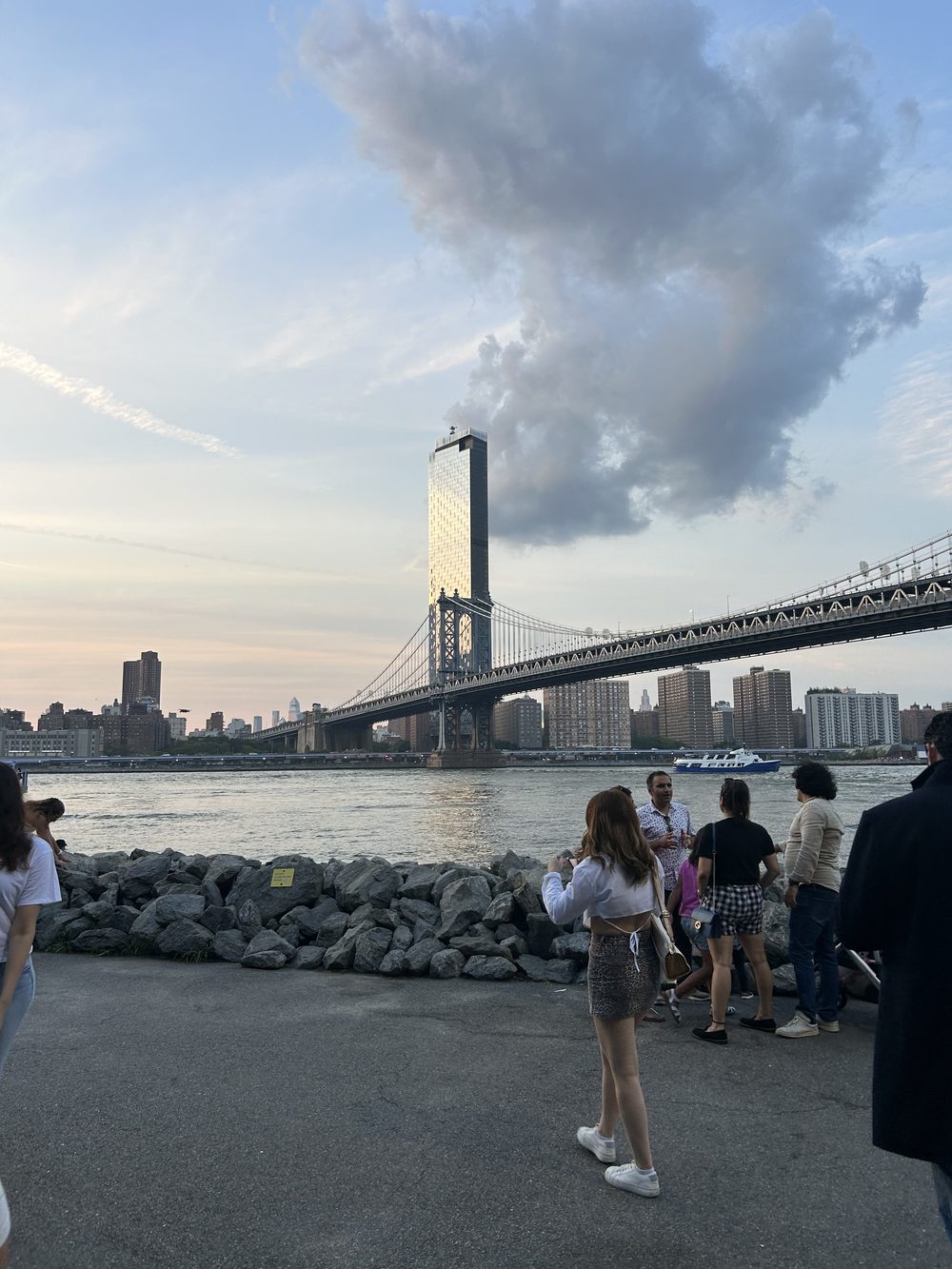 Puente de Brooklyn iluminado de noche